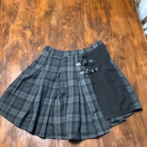 Women’s gray plaid and black panel pleated Hot Topic skirt